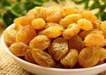 मनुका जास्त प्रमाणात खाल्ल्याने होतात हे नुकसान, जाणून घ्या