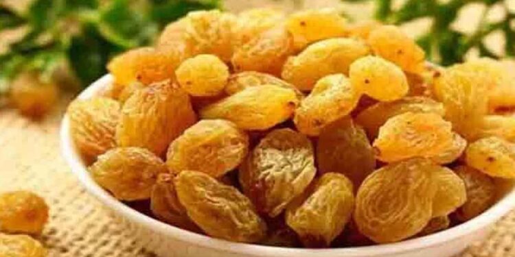 मनुका जास्त प्रमाणात खाल्ल्याने होतात हे नुकसान, जाणून घ्या