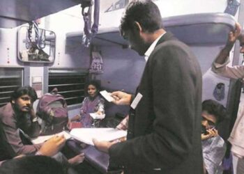 ट्रेनमध्ये या वेळेत TTE तिकीट तपासू शकत नाही? जाणून घ्या काय आहेत नियम