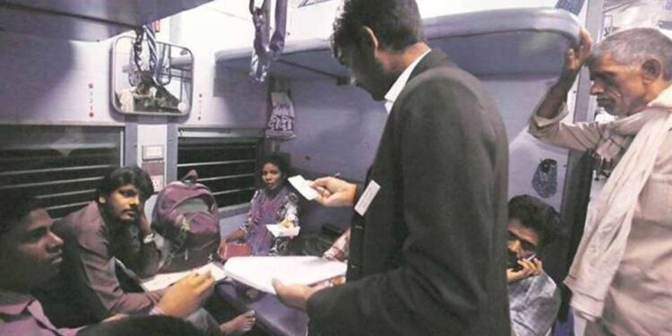 ट्रेनमध्ये या वेळेत TTE तिकीट तपासू शकत नाही? जाणून घ्या काय आहेत नियम