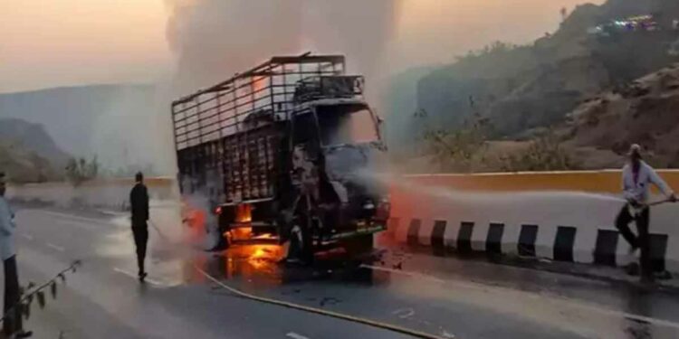 पुणे बोर्डाच्या १२ वीच्या प्रश्नपत्रिका घेऊन जात असलेल्या टेम्पोला आग