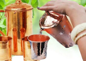तांब्याच्या भांड्यात पाणी पिण्याचे हे आहेत आश्चर्यकारक फायदे