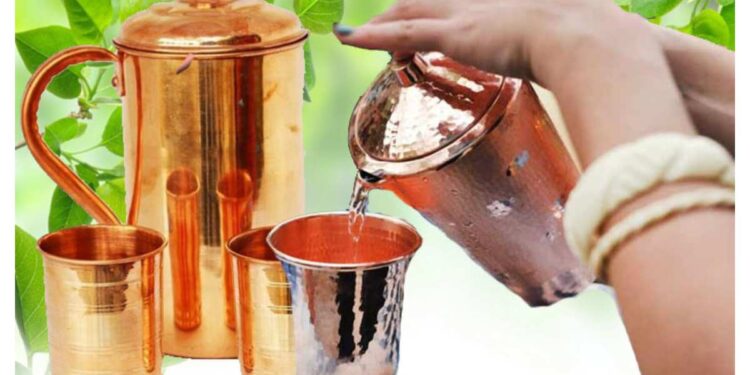 तांब्याच्या भांड्यात पाणी पिण्याचे हे आहेत आश्चर्यकारक फायदे