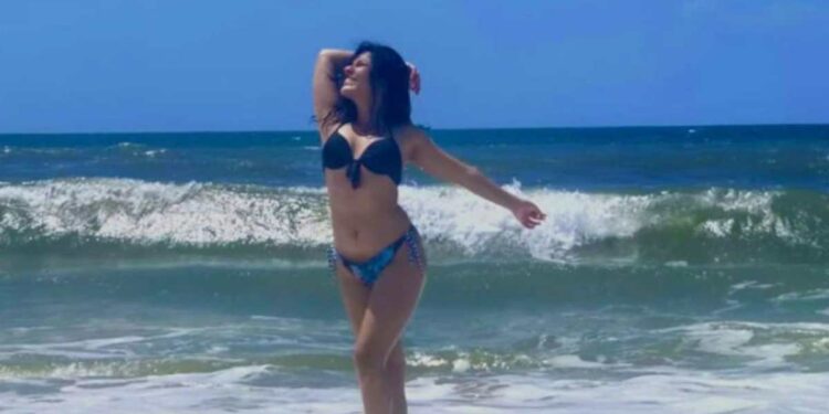 तारक मेहताच्या जुन्या सोनूने दाखवला बोल्ड लूक, लाटांमध्ये दिली अशी पोज