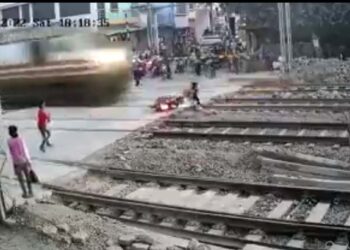 मुंबईत एक्स्प्रेसच्या धडकेतून असा बचावला तरुण, अंगाला काटा आणणारा Video व्हायरल