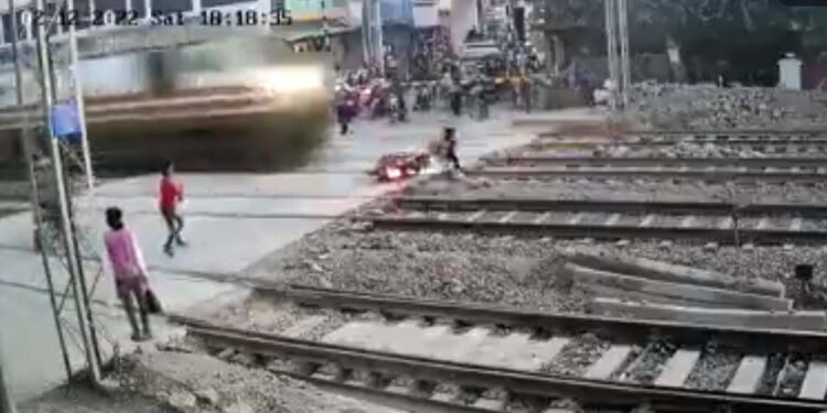 मुंबईत एक्स्प्रेसच्या धडकेतून असा बचावला तरुण, अंगाला काटा आणणारा Video व्हायरल