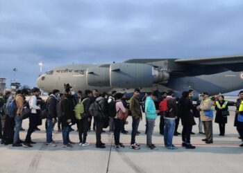 युक्रेनच्या शेजारी देशातून आज 15 विशेष विमानांनी सुमारे तीन हजार भारतीयांना मायदेशी परत आणले!