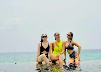 बिकिनीमध्ये दिसले करीना, करिश्मा, नताशाचे त्रिकूट