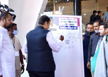 नवाब मलिक यांच्या राजीनाम्याच्या भाजप स्वाक्षरी मोहिमेत राष्ट्रवादीच्या ‘या’ आमदाराची स्वाक्षरी ; मग पुढे काय झालं वाचा…