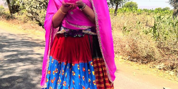 रोहिणी खडसेनीं बंजारा समाजाचा पारंपरिक पोशाख धारण करून धुलीवंदन केले साजरे
