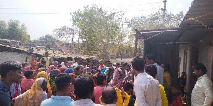 बिलवाडी गावठी दारू बंदी साठी महीला आक्रमक ; ग्रामपंचायत दारू बंदी चा ठराव मंजूर