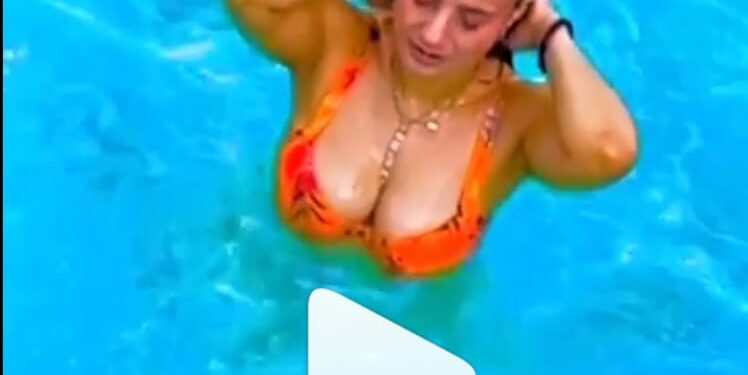 अभिनेत्री अमिषा पटेलच्या बिकीनी लूकनेही सोशल मीडियावर धुमाकुळ ; कॅमेऱ्यासमोर दिले अतिशय बोल्ड पोज . व्हिडीओ पहा