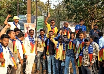 ‘त्या’ वक्ताव्यावरून शिवसेना आमदार संतोष बांगर यांच्या प्रतिमेला ‘जोडा मारो’ आंदोलन : जळगावात वंचित आक्रमक