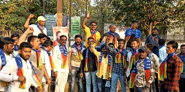 ‘त्या’ वक्ताव्यावरून शिवसेना आमदार संतोष बांगर यांच्या प्रतिमेला ‘जोडा मारो’ आंदोलन : जळगावात वंचित आक्रमक