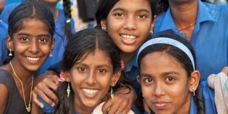 मुलींना मिळतेय 25 हजारांची शिष्यवृत्ती! घरी बसून असा करा अर्ज