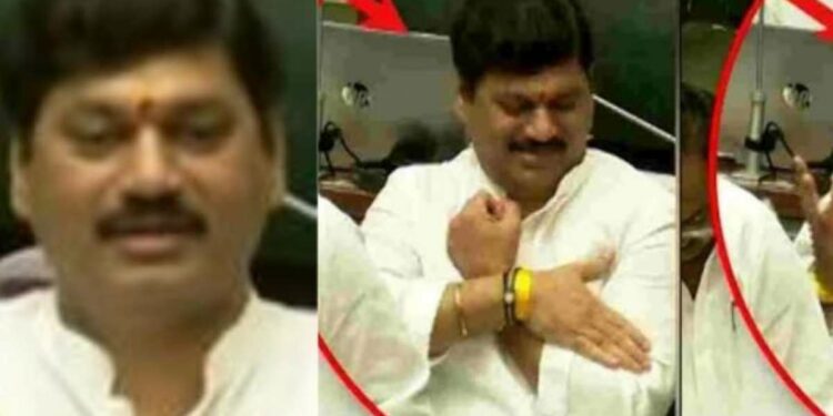 बॉम्ब कुठेय म्हणत धनंजय मुंडेंनी चक्क हातवारे करत थोपटले दंड