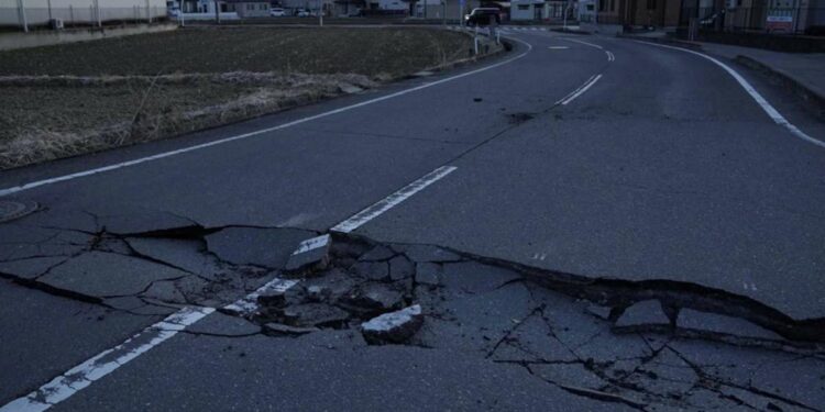 जपानमध्ये भूकंपाचा हाहाकार, वीस लाख घरांतील बत्ती गुल, सुनामीचा इशारा