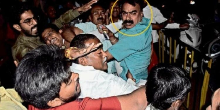 आक्षेपार्ह पोस्ट करणाऱ्याला शिवसेना कार्यकर्त्यांनी दिला चोप