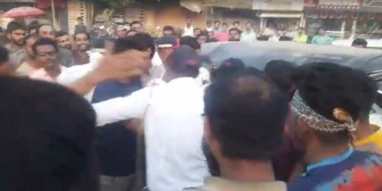 .. म्हणून जळगावात कथित पत्रकाराला स्थानिकांनी दिला चोप