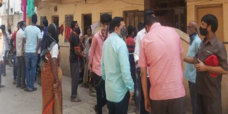 सेप्टिक टँक साफ करताना गुदमरून ४ जणांचा मृत्यू