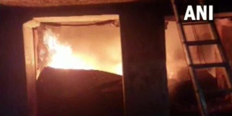 गोदामाला भीषण आग, 11 मजुरांचा होरपळून मृत्यू