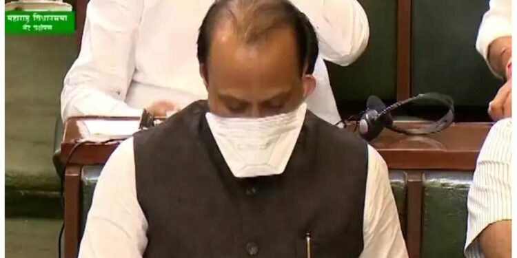 नियमित कर्जपरतफेड करणाऱ्या शेतकऱ्यांना 50 हजार देणार ; अर्थमंत्री अजित पवारांची घोषणा