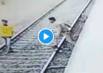 VIDEO : तरुणाने चालत्या ट्रेनसमोर मारली उडी, अन् अचानक घडला मोठा चमत्कार