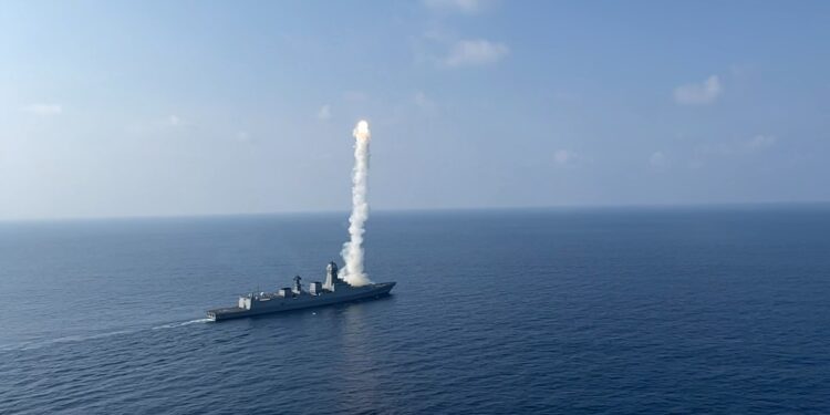 भारतीय नौदलाकडून ‘ब्राह्मोस’ या विस्तारित पल्ल्याच्या क्षेपणास्त्राची चाचणी यशस्वी