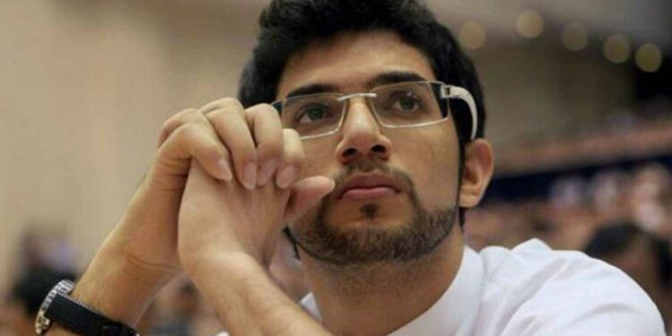 शिवसेनेला आणखी एक धक्का : आदित्य ठाकरेंच्या ‘या’ निकटवर्तीयावर आयकर विभागाचा छापा