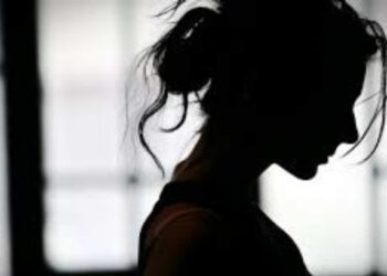 माणुसकीला काळीमा फासणारी घटना ! अमानुष छळानंतर विवाहितेला तिसऱ्या मजल्यावरून खाली फेकलं