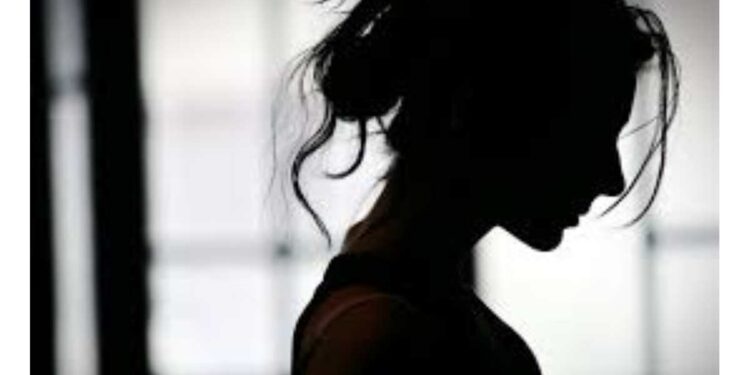 माणुसकीला काळीमा फासणारी घटना ! अमानुष छळानंतर विवाहितेला तिसऱ्या मजल्यावरून खाली फेकलं