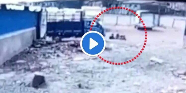 धक्कादायक! घराजवळ खेळणाऱ्या चिमुकल्याला टेम्पोने चिरडले, घटना सीसीटीव्हीत कैद