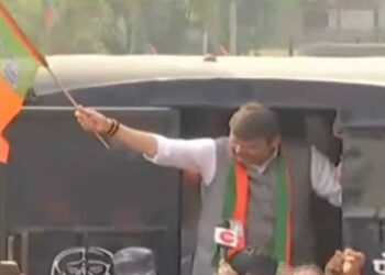 मोठी बातमी ! फडणवीसांसह भाजपाच्या अन्य नेत्यांना पोलिसांनी घेतलं ताब्यात