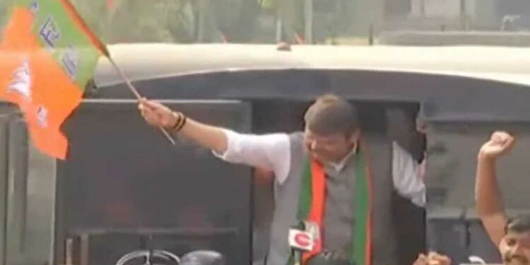 मोठी बातमी ! फडणवीसांसह भाजपाच्या अन्य नेत्यांना पोलिसांनी घेतलं ताब्यात