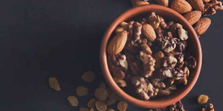 तुम्हालाही वजन झपाट्याने कमी करायचेय?  तर या 9 ड्रायफ्रुट्सचा आहारात समावेश करा