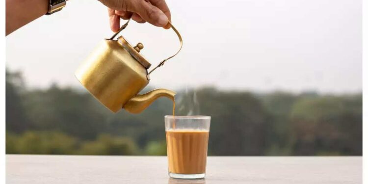 सकाळी उठल्याबरोबर चहा पिताय? जाणून घ्या हे ५ नुकसान