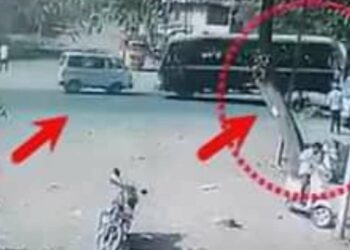 ऑटोवाल्याचा मूर्खपणा भोवला ; जळगावात पोलीस व्हॅनची कारला धडक, घटना सीसीटीव्हीत कैद