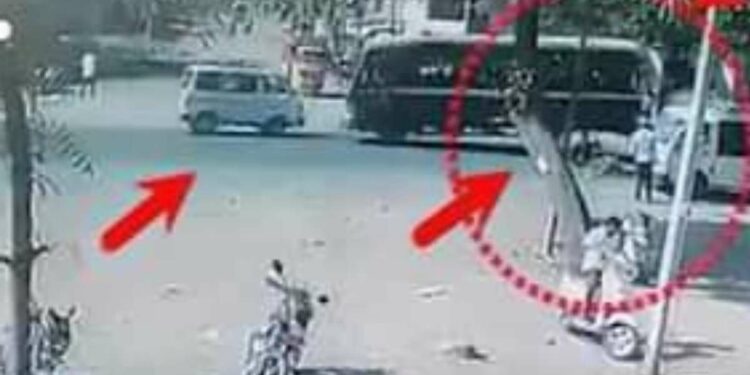 ऑटोवाल्याचा मूर्खपणा भोवला ; जळगावात पोलीस व्हॅनची कारला धडक, घटना सीसीटीव्हीत कैद