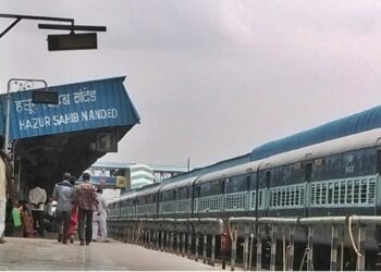 धक्कादायक ! एक्सप्रेसच्या खिडकीला तरुणाने घेतला गळफास, नांदेड स्थानकावरील घटना
