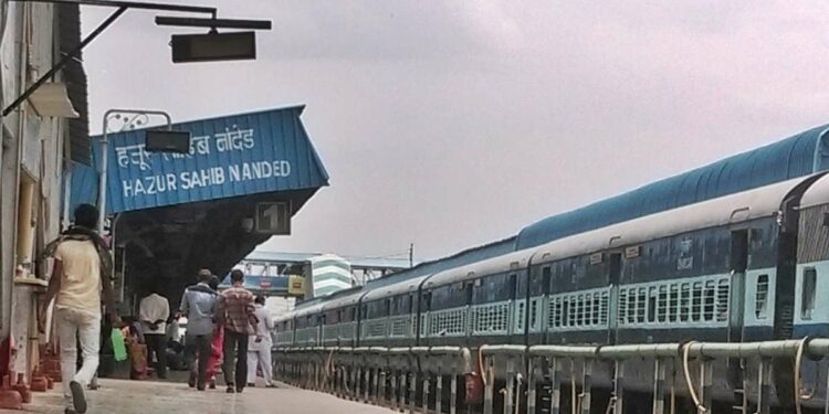 धक्कादायक ! एक्सप्रेसच्या खिडकीला तरुणाने घेतला गळफास, नांदेड स्थानकावरील घटना