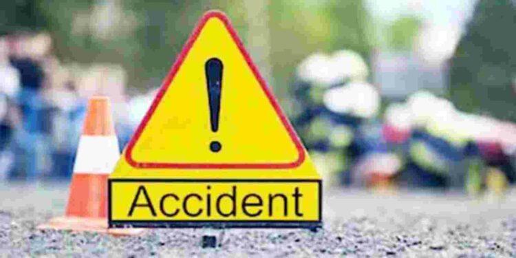 धक्कादायक ; अवैध वाळू उपसा रोखण्याच्या गस्ती पथकाच्या वाहनाला अपघात ; मंडळाधिकारी जागीच ठार तर तहसीलदार गंभीर जखमी