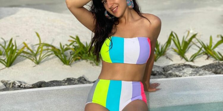 बॉलिवूड अभिनेत्री सारा अली खान ने ‘ग्लॅमरस फोटो’ केले शेअर