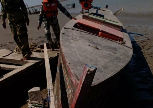 भारतीय समुद्री हद्दीत पाकिस्तानी बोट घुसली ; बीएसएफने केली कारवाई