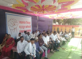जिल्ह्यातील सर्व महसूल कर्मचाऱ्यांचा आजपासुन बेमुदत संप आणि जिल्हाधिकारी कार्यालयासमोर निदर्शने