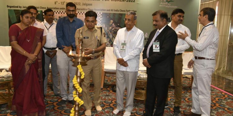 राष्ट्रीय बुध्दिबळ स्पर्धेचे थाटात उद्घाटन जिल्हाधिकारी,पोलीस अधिक्षकांची बुध्दिबळ पटावर यशस्वी चाल