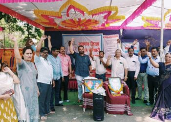 महसूल कर्मचारी संघटना आंदोलन जिल्ह्यातील सर्व महसूल कर्मचाऱ्यांचा बेमुदत संपाचा आज आठवा दिवस होता. यावेळी जिल्हाधिकारी कार्यालयासमोर निदर्शने व घोषणा