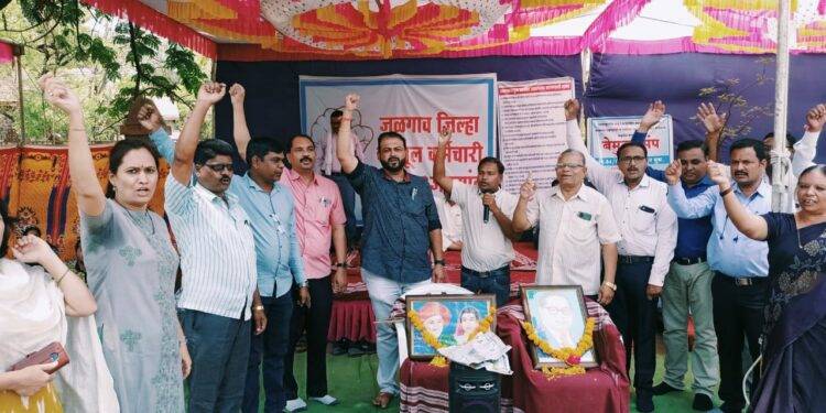 महसूल कर्मचारी संघटना आंदोलन जिल्ह्यातील सर्व महसूल कर्मचाऱ्यांचा बेमुदत संपाचा आज आठवा दिवस होता. यावेळी जिल्हाधिकारी कार्यालयासमोर निदर्शने व घोषणा