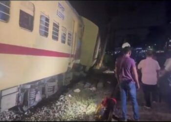 दादर जवळ दोन रेल्वे आमने – सामने धडकल्या