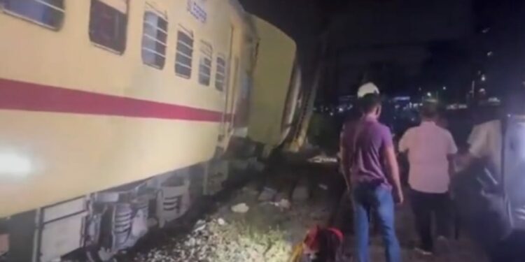 दादर जवळ दोन रेल्वे आमने – सामने धडकल्या