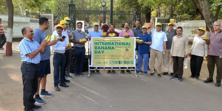 जैन इरिगेशनतर्फे जागतिक केळी दिन साजरा ; भाऊंचे उद्यानासमोर 500 किलो केळी वाटप